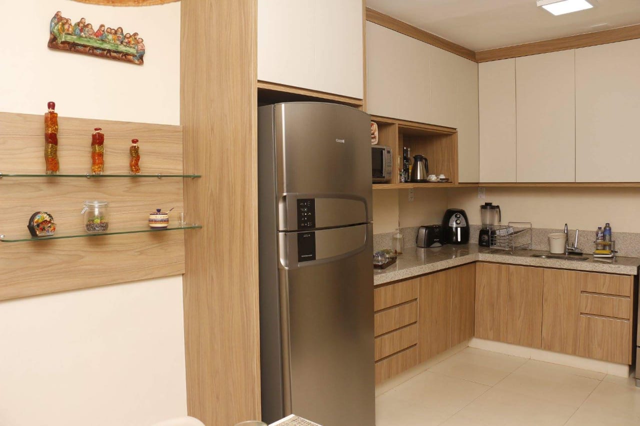 Antes e depois de uma cozinha antiga que rejuvenesceu algumas décadas pós-reforma
