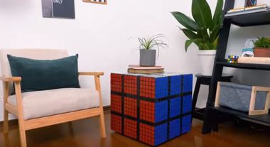Confira o passo a passo para fazer um móvel com decoração cubo mágico