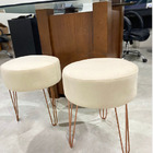 2 Puff Decorativo Sala De Estar Bege Pés Bronze Pés Aramado