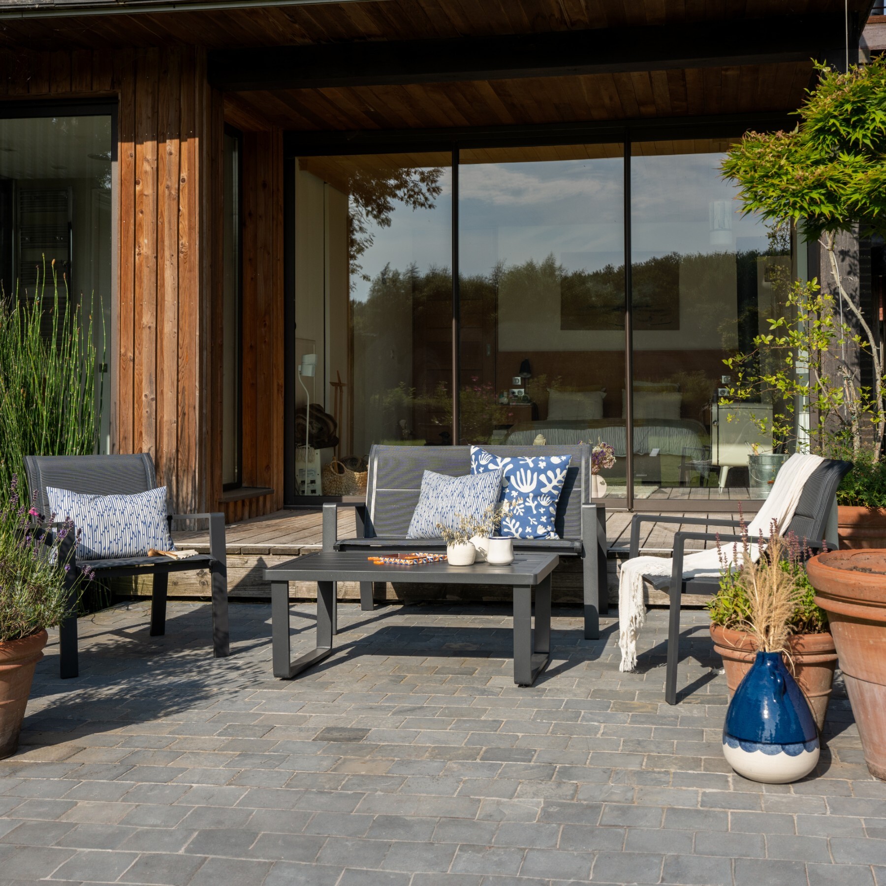 Conjunto com Sofá 2 Poltronas e Mesa de Centro em Alumínio Cinza Escuro Aramis Naterial