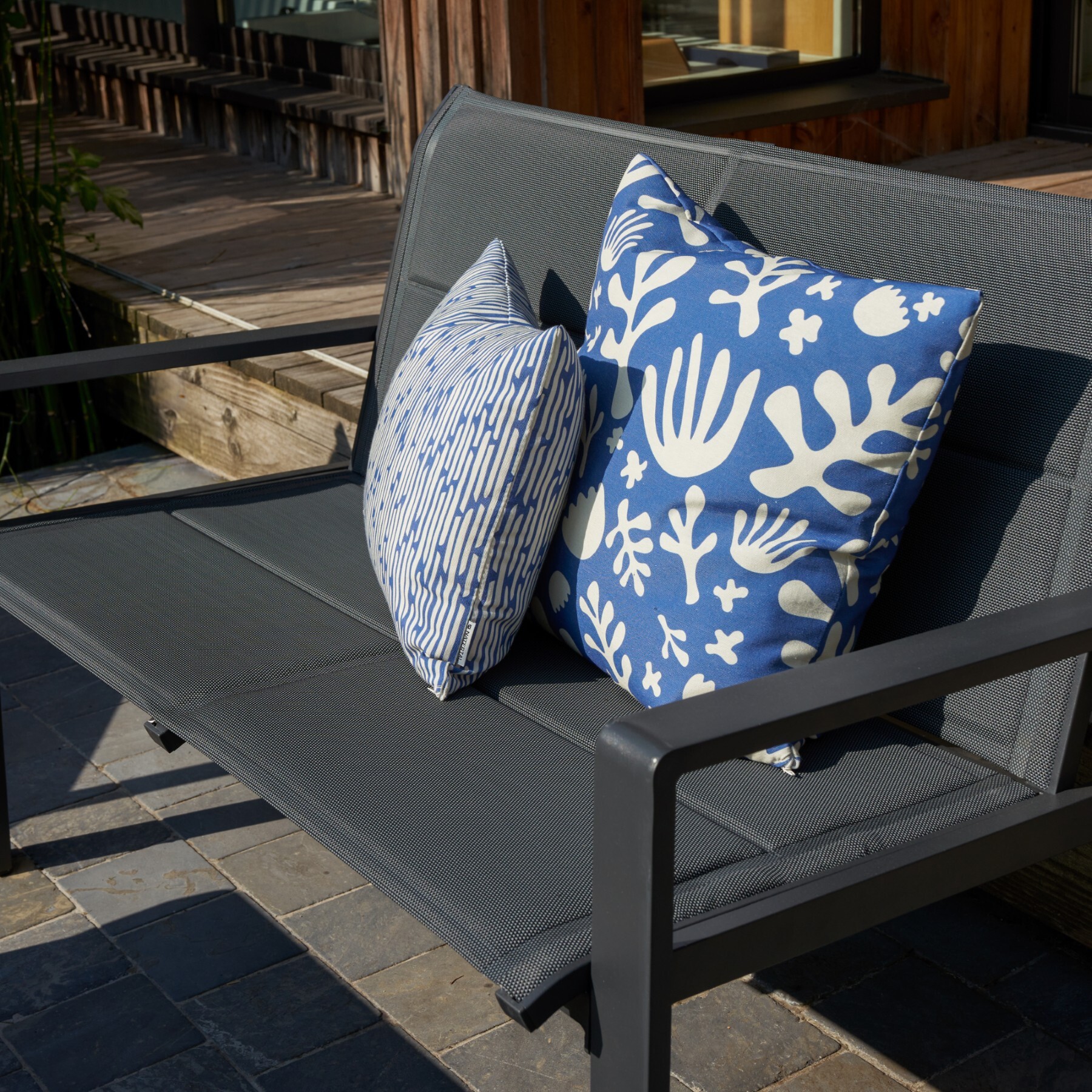 Conjunto com Sofá 2 Poltronas e Mesa de Centro em Alumínio Cinza Escuro Aramis Naterial