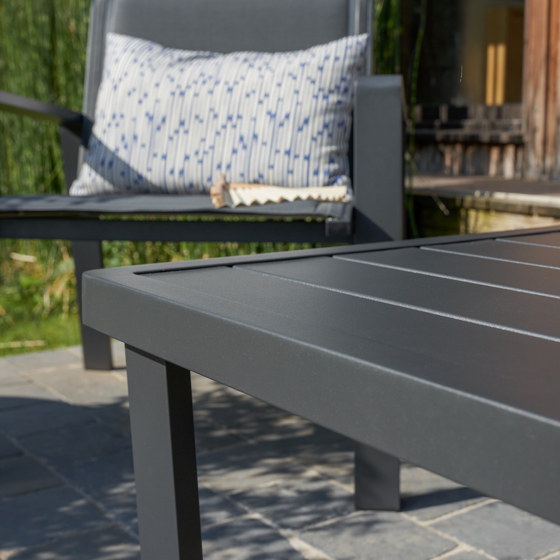 Conjunto com Sofá 2 Poltronas e Mesa de Centro em Alumínio Cinza Escuro Aramis Naterial