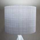 Abajur Base Madeira Branca E Cúpula Tecido Cinza Claro