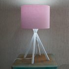 Abajur Base Madeira Branca E Cúpula Tecido Rosa Claro