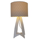 Abajur Base Madeira E Cúpula Chevron Tons De Bege E Branco