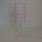 Abajur Cilíndrico Chevron Tons De Rosa Bebê E Branco