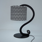 Abajur Curves Preto Com Cúpula Chevron Preto E Branco