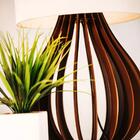 Abajur De Mesa Gota Em Madeira Caramelo Com Cúpula De Tecido