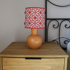 Abajur Mesa Base Cerâmica Rústica E Cúpula Arabescos Vermelho