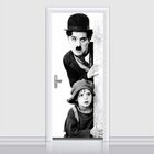 Adesivo Decorativo De Porta Charles Chaplin E O Garoto