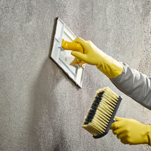 Impermeabilizar baldrame: homem utilizando acess´orios de pedreiro em superfície de concreto