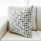 Almofada Geométrica Azul & Offwhite Quadrada