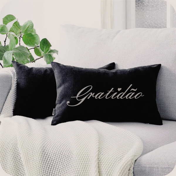 Almofada Retangular Preta Serigrafada 30x50cm Gratidão Cinza
