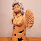 Anjo com Cachos Brancos em Cerâmica