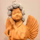 Anjo com Cachos Brancos em Cerâmica