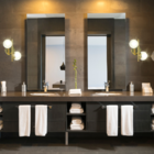 Arandela Double Moderna Dourado Polido Globo Leitoso Spotline