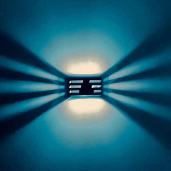 Arandela Luminária Horizontal - Preta Com Lente Azul