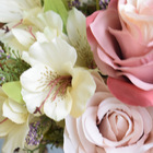 Arranjo De Rosas E Astromélias Artificiais No Vaso Rose Gold