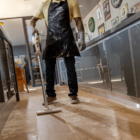 Aspirador De Pó Vertical 2 Em 1 Karcher Vcl 2 Com Filtro Hepa