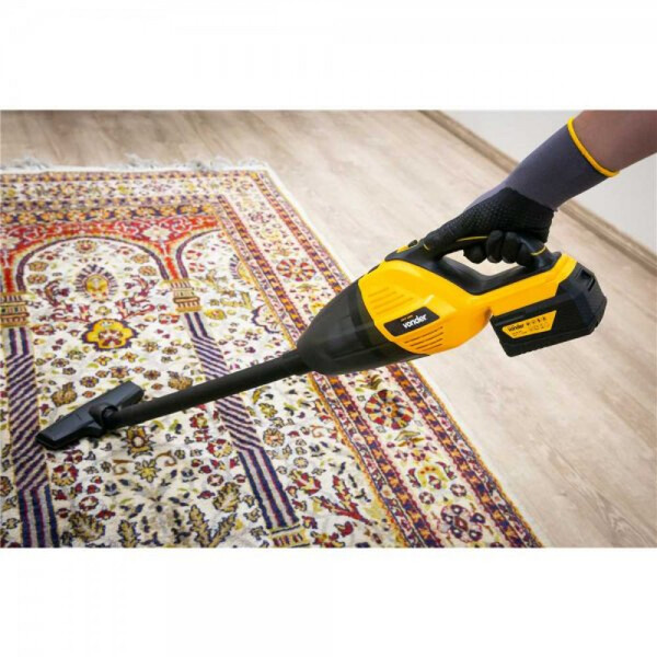 higienização de tapetes: tapete sendo aspirado com Aspirador de pó Vonder Aldo Solar