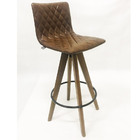 Banqueta Alta Madeira Giratória Angélica Matelassê Cor Marrom