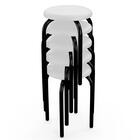 Banqueta Baixa Empilhável Em Aço Maviê Sintético Branco/preto