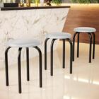 Banqueta Baixa Empilhável Em Aço Maviê Sintético Branco/preto