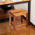 Banqueta Baixa Ripada Em Madeira Maciça