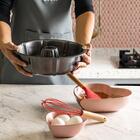 Batedor De Ovos De Silicone Vermelho C/ Cabo De Bambu Charmy