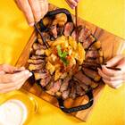 Bifeteira Redonda Alça Ferro Fundido Suporte Madeira 22cm