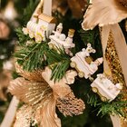 Boneco Papai Noel Trenzinho De Madeira Dourado Branco Natal