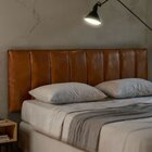 Cabeceira De Couro Legítimo Suspensa Cama Queen Evoa Conhaque