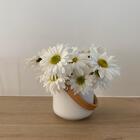 Cachepot em cerâmica branca com alça em bambu