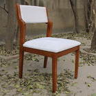 Cadeira Atlanta Em Madeira Maciça E Tecido Aveludado