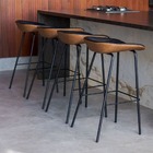 Cadeira Banqueta Alta Com Assento Estofado Em Couro Preto E M