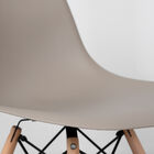 Cadeira Eames Eiffel Dsw Em Polipropileno Com Base Madeira -