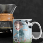 Caneca Menino Jogando Futebol