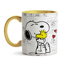 Caneca Snoopy Abraçando Wood Interior E Alça Amarelo