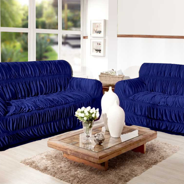 Jogos do Mundial 2022: Sala de estar com sofás azuis e mesa de centro