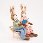 Casal De Coelhos Em Palha Sentados Lendo Decoração 30cm