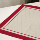 Centro De Mesa De Natal Geométrico Com Bordas Vermelhas 70cm