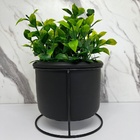 Centro De Mesa Preto Artesanal De Cimento Com Tripé De Metal