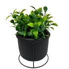 Centro De Mesa Preto Artesanal De Cimento Com Tripé De Metal