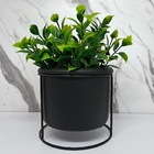 Centro De Mesa Preto Artesanal De Cimento Com Tripé De Metal