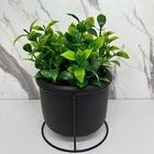 Centro De Mesa Preto Artesanal De Cimento Com Tripé De Metal