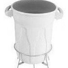 Cesto Lixeira Plástico Pedal Com Armação Em Aço 20 Litros