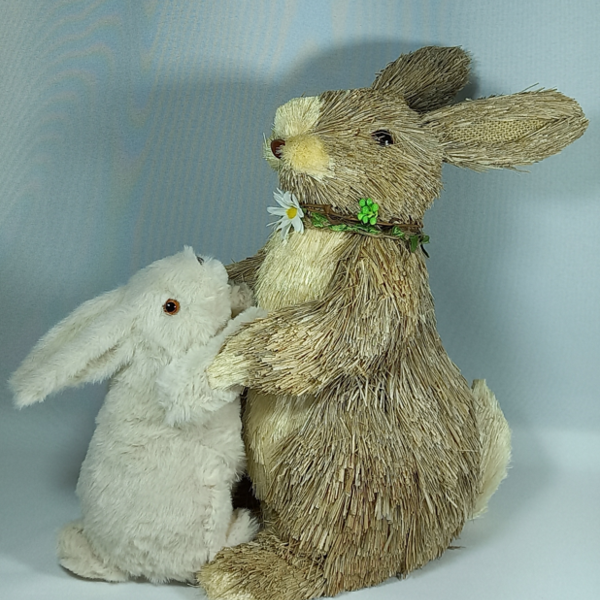 Coelha Em Pe De Palha Com Filhote De Tecido 34cm