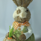 Coelha Em Pé De Palha Marrom E Verde Com Cesto 26cm
