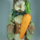 Coelho Em Pé Palha Marrom E Verde Com Cenoura 41cm