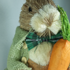 Coelho Em Pé Palha Marrom E Verde Com Cenoura 41cm